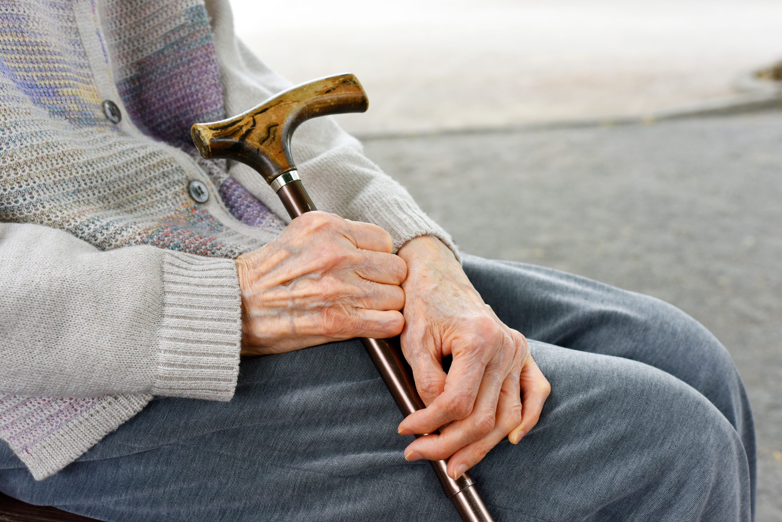杖を持つ高齢者の女性